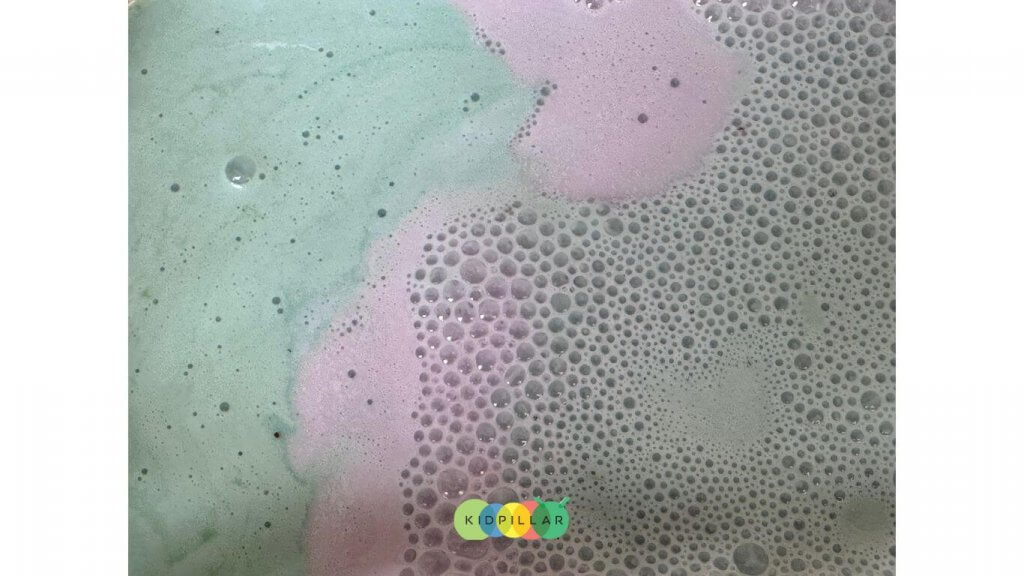 Bubbles forming in colour changing oobleck science experiment