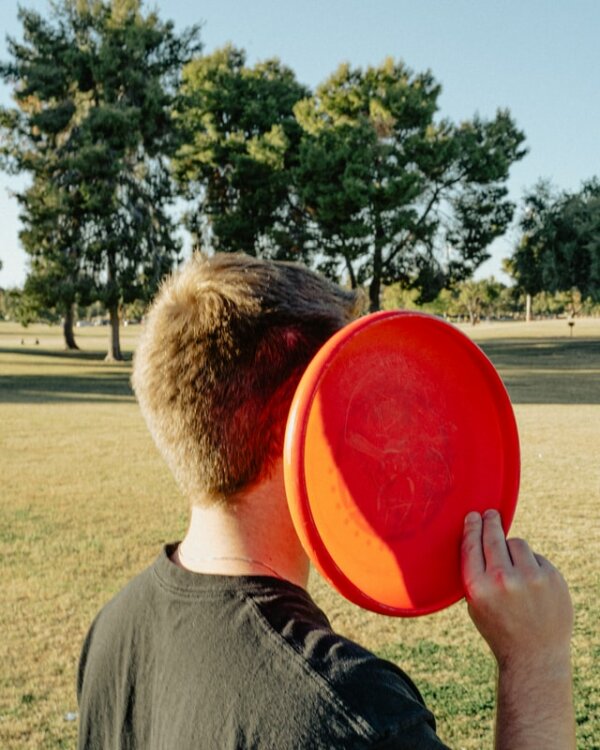 Frisbee yard game with family