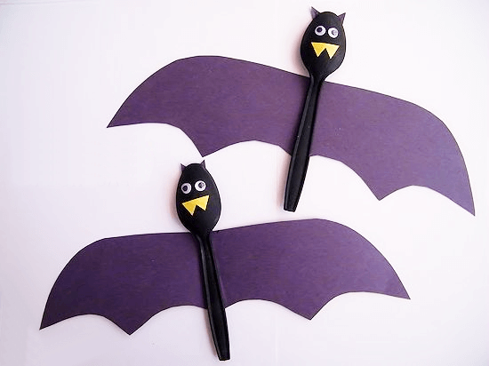 Spoon bat Easy Halloween craft for toddlers